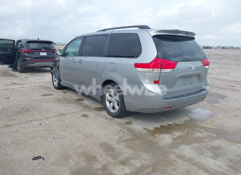 Photo 3 of 2011 Toyota Sienna LE V6 (VIN 5TDKK3DC5BS117646)