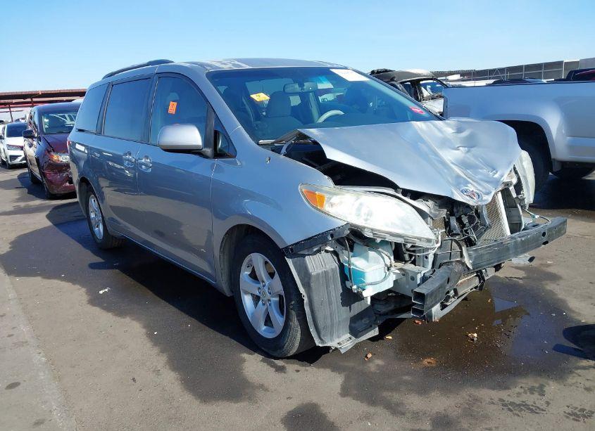 2011 Toyota Sienna LE V6 (VIN 5TDKK3DC5BS164966) main photo