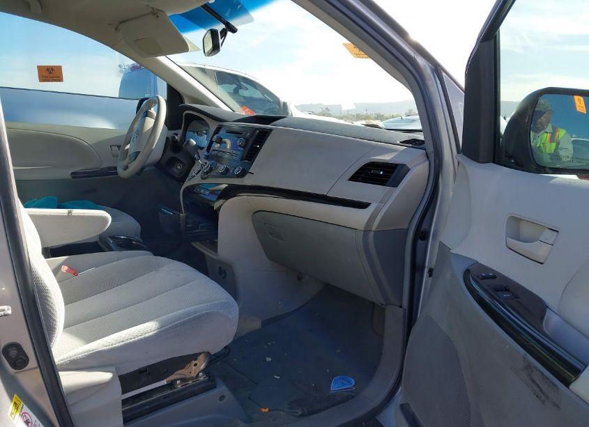 Photo 5 of 2011 Toyota Sienna LE V6 (VIN 5TDKK3DC5BS164966)