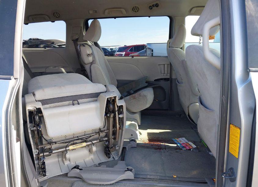 Photo 8 of 2011 Toyota Sienna LE V6 (VIN 5TDKK3DC5BS164966)