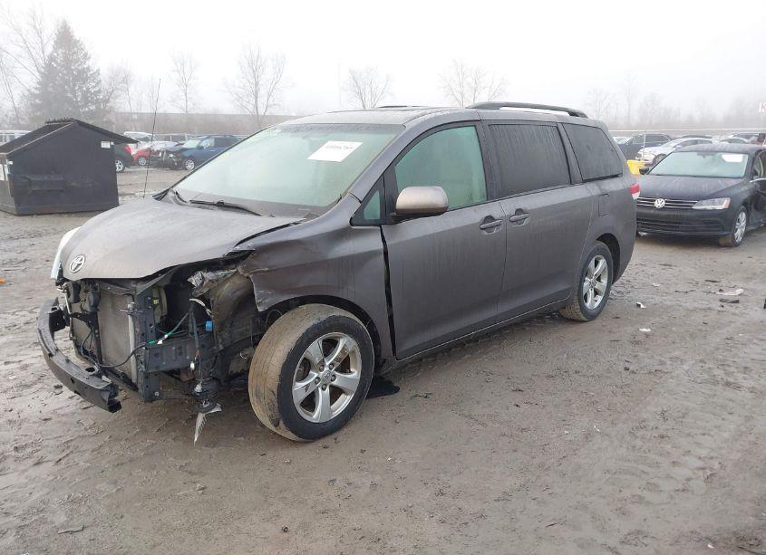 Photo 2 of 2013 Toyota Sienna LE V6 8 PASSENGER (VIN 5TDKK3DC5DS282342)