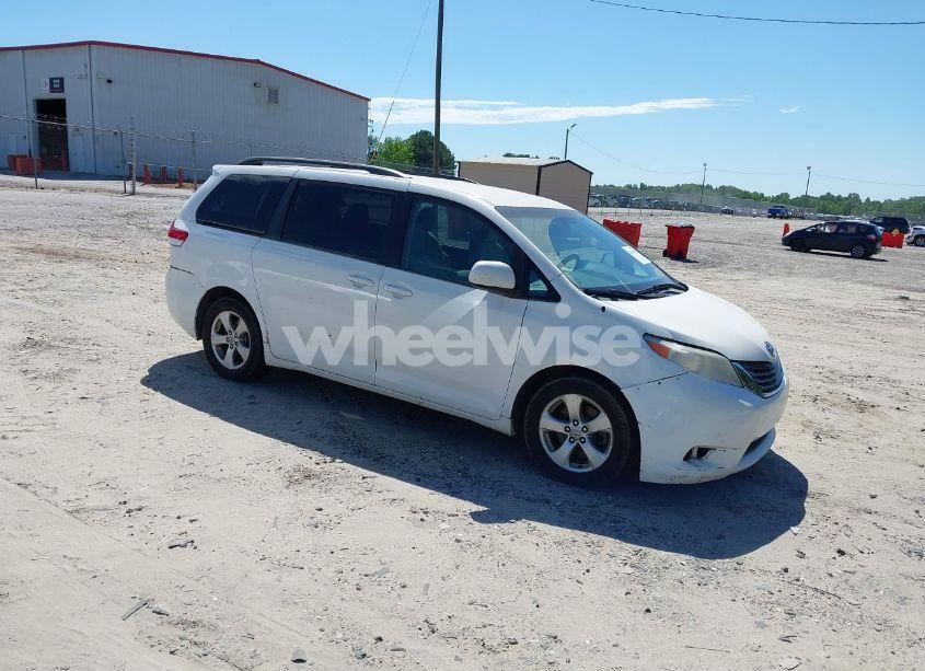 2013 Toyota Sienna LE V6 8 PASSENGER (VIN 5TDKK3DC5DS352079) main photo