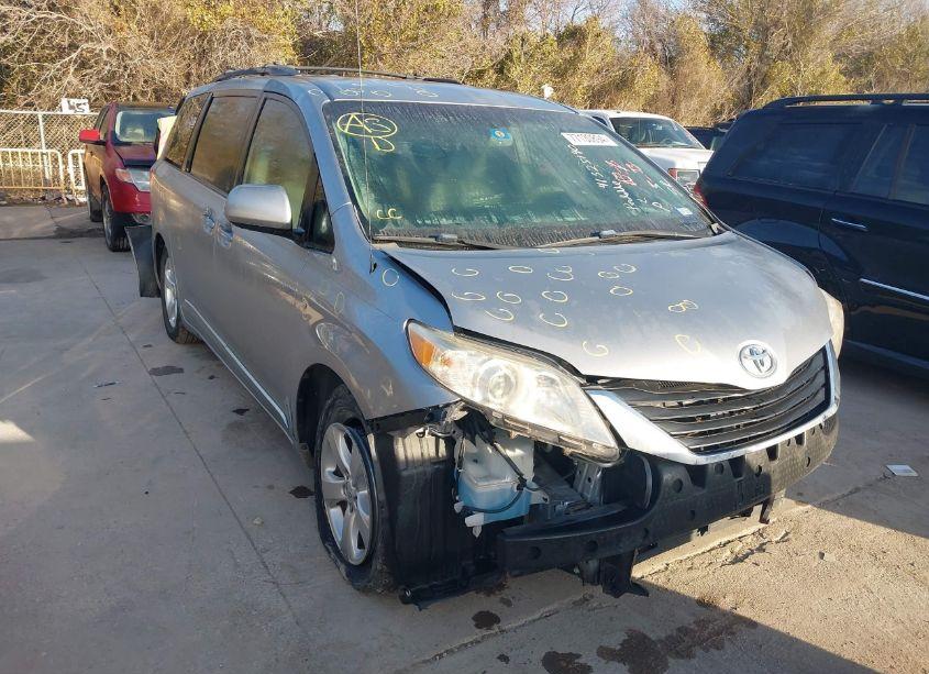 2013 Toyota Sienna LE V6 8 PASSENGER (VIN 5TDKK3DC5DS383445) main photo