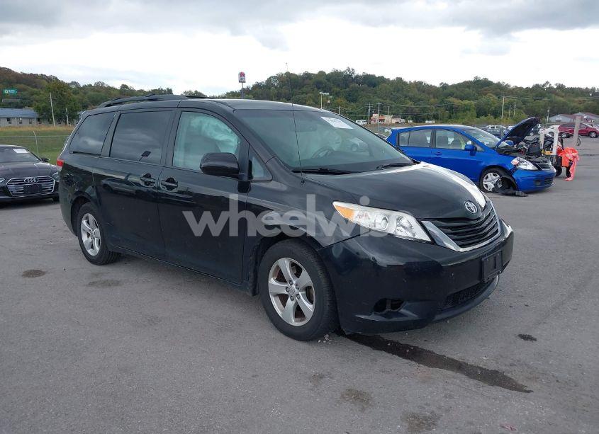 2014 Toyota Sienna LE V6 8 PASSENGER (VIN 5TDKK3DC5ES413397) main photo