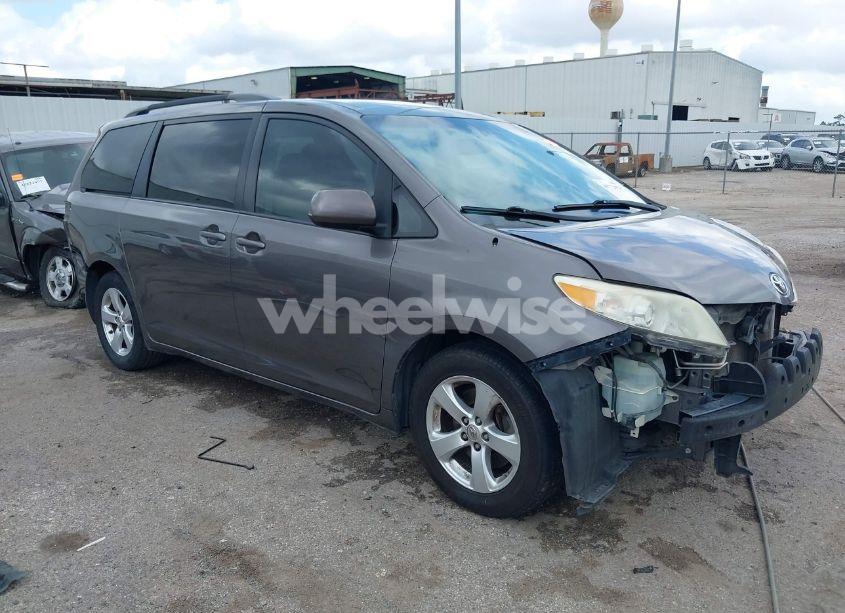 2014 Toyota Sienna LE V6 8 PASSENGER (VIN 5TDKK3DC5ES432158) main photo