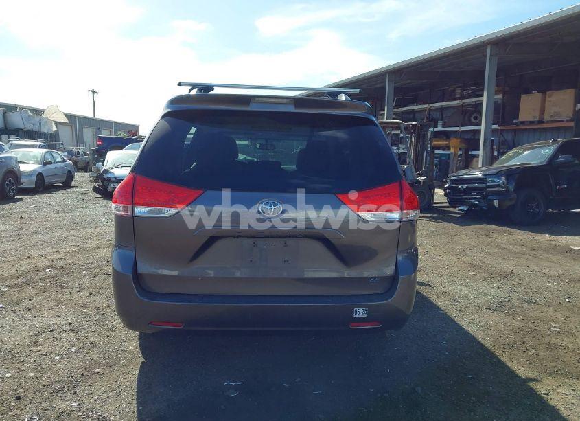 Photo 17 of 2014 Toyota Sienna LE V6 7 PASSENGER AUTO ACCESS SEAT/LE V6 7 PASSENGER MOBILITY/LE V6 8 PASSENGER (VIN 5TDKK3DC5ES445105)