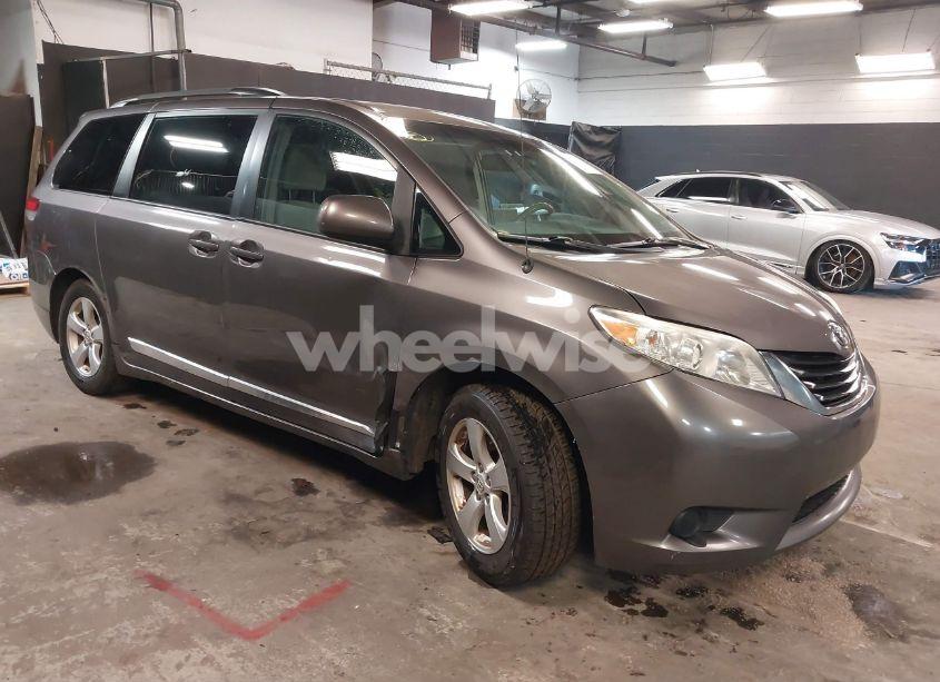 2014 Toyota Sienna LE V6 8 PASSENGER (VIN 5TDKK3DC5ES480677) main photo