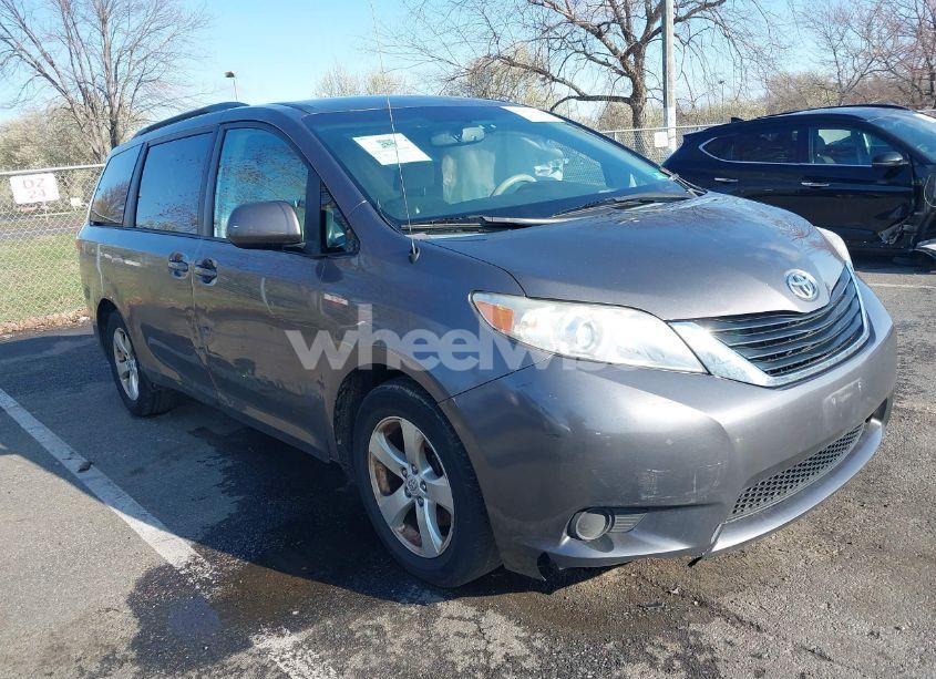 2014 Toyota Sienna LE V6 8 PASSENGER (VIN 5TDKK3DC5ES483532) main photo