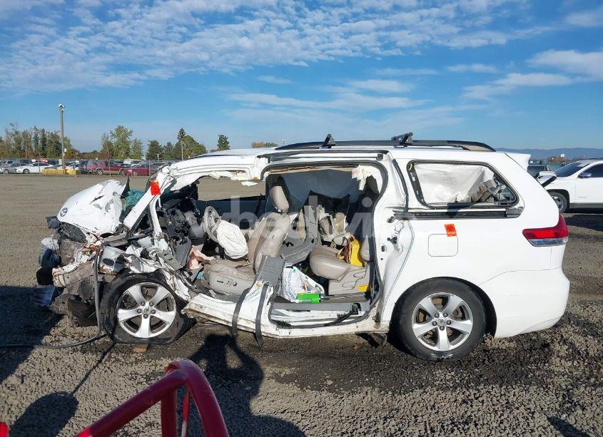 Photo 15 of 2014 Toyota Sienna LE V6 8 PASSENGER (VIN 5TDKK3DC5ES485457)