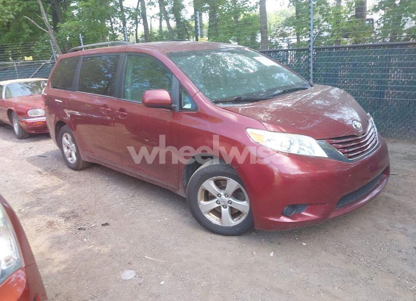2015 Toyota Sienna LE 8 PASSENGER (VIN 5TDKK3DC5FS576035) main photo