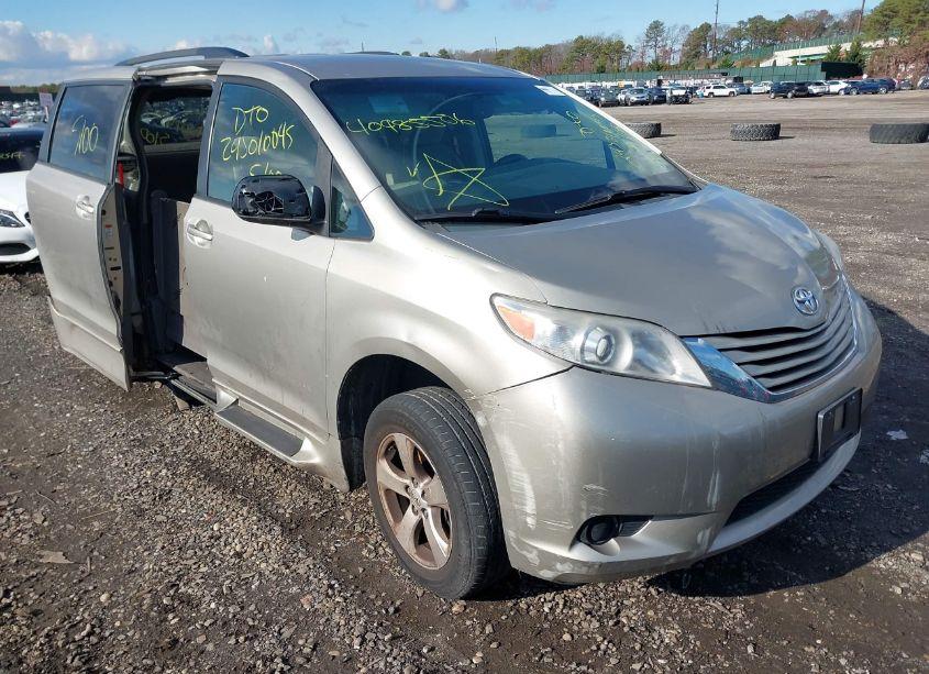 2015 Toyota Sienna LE 7 PASSENGER (VIN 5TDKK3DC5FS593921) main photo