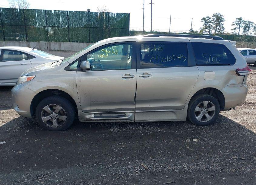 Photo 13 of 2015 Toyota Sienna LE 7 PASSENGER (VIN 5TDKK3DC5FS593921)