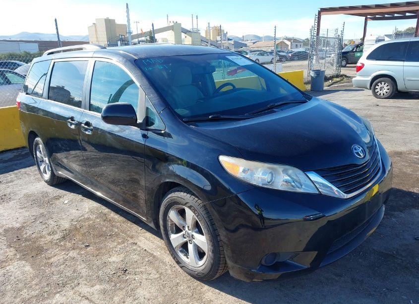 2015 Toyota Sienna LE 8 PASSENGER (VIN 5TDKK3DC5FS621071) main photo