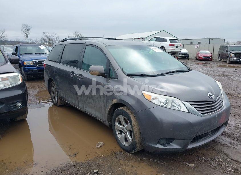 2016 Toyota Sienna LE 8 PASSENGER (VIN 5TDKK3DC5GS713069) main photo