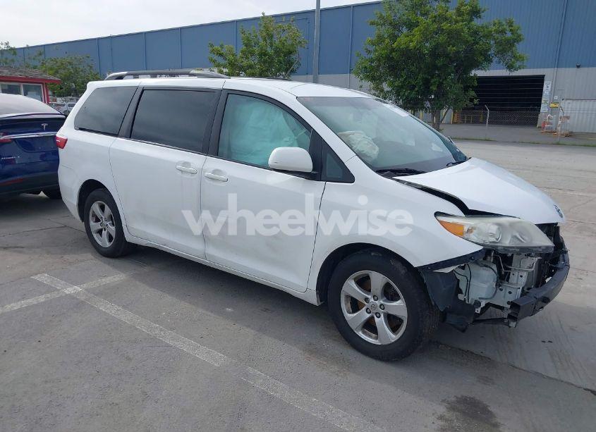 2016 Toyota Sienna LE 8 PASSENGER (VIN 5TDKK3DC5GS755130) main photo