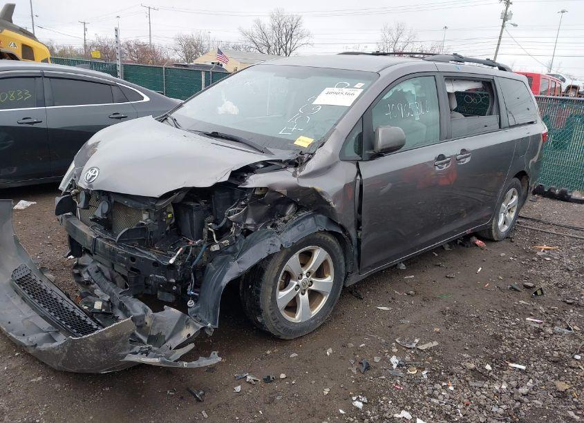 Photo 2 of 2016 Toyota Sienna LE 8 PASSENGER (VIN 5TDKK3DC5GS756360)