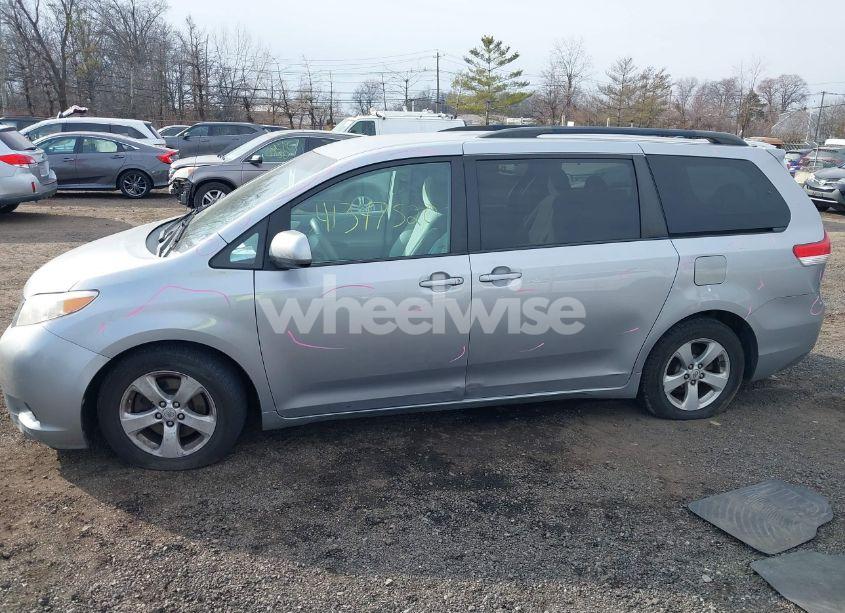 Photo 14 of 2011 Toyota Sienna LE V6 (VIN 5TDKK3DC6BS014347)