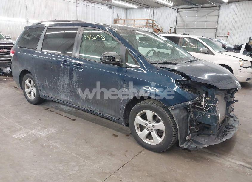 2011 Toyota Sienna LE V6 (VIN 5TDKK3DC6BS020598) main photo