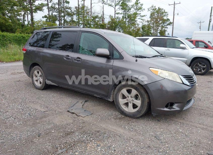2011 Toyota Sienna LE V6 (VIN 5TDKK3DC6BS043136) main photo