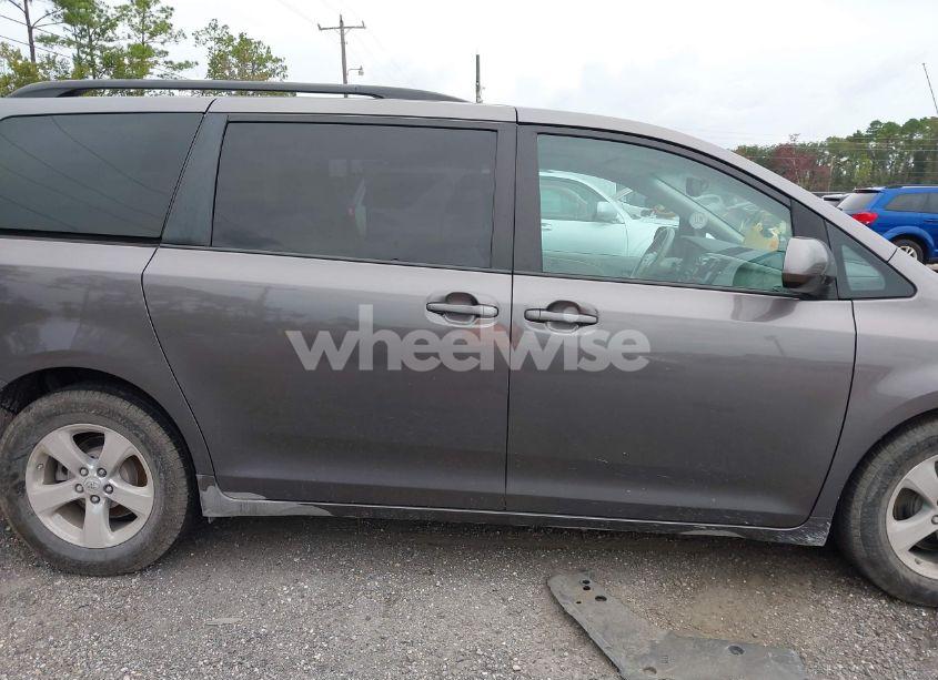 Photo 13 of 2011 Toyota Sienna LE V6 (VIN 5TDKK3DC6BS043136)