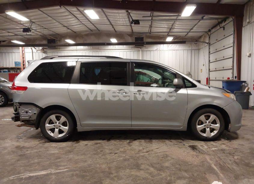 Photo 14 of 2011 Toyota Sienna LE V6 (VIN 5TDKK3DC6BS046313)
