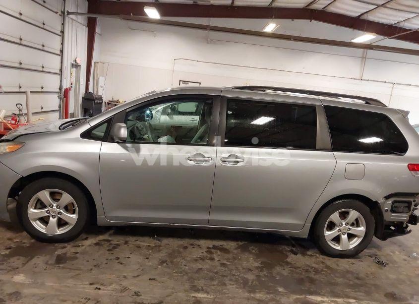 Photo 15 of 2011 Toyota Sienna LE V6 (VIN 5TDKK3DC6BS046313)