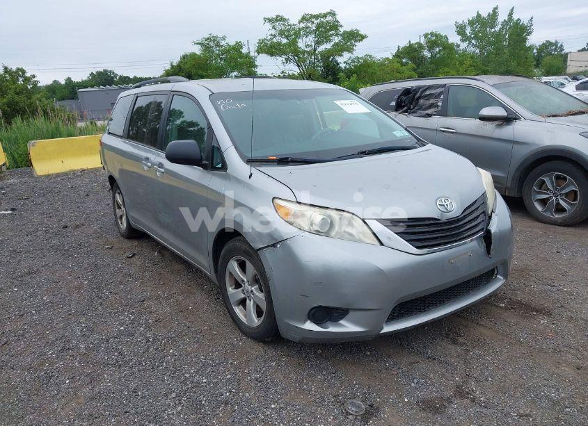 2011 Toyota Sienna LE V6 (VIN 5TDKK3DC6BS072605) main photo