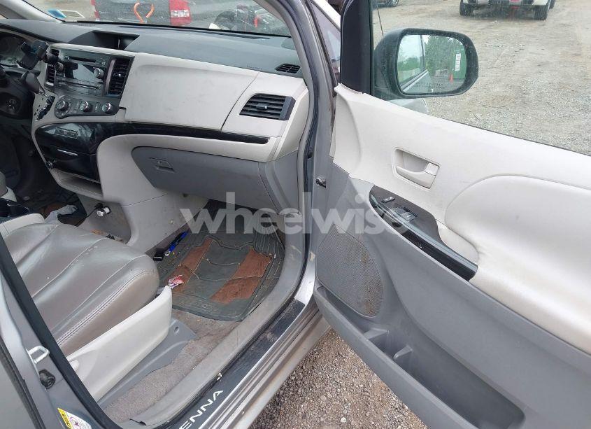 Photo 5 of 2011 Toyota Sienna LE V6 (VIN 5TDKK3DC6BS072605)