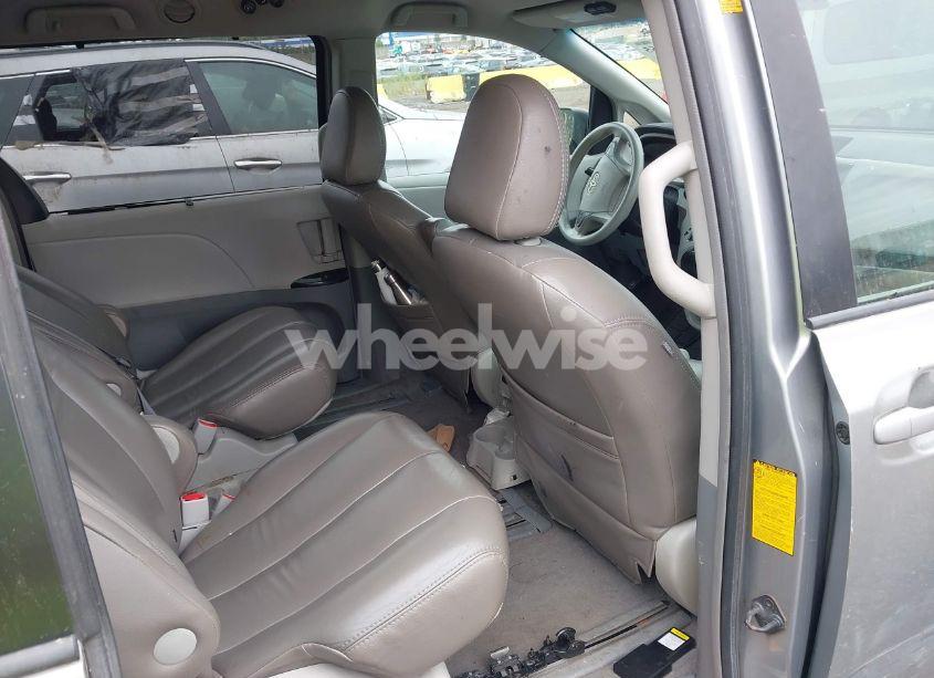 Photo 8 of 2011 Toyota Sienna LE V6 (VIN 5TDKK3DC6BS072605)