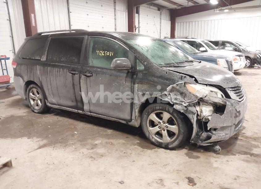 2011 Toyota Sienna LE V6 (VIN 5TDKK3DC6BS083538) main photo