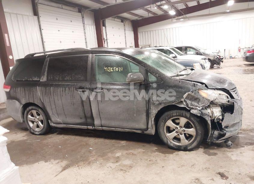 Photo 13 of 2011 Toyota Sienna LE V6 (VIN 5TDKK3DC6BS083538)