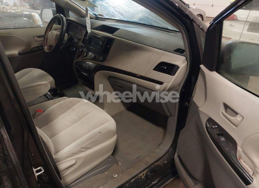 Photo 5 of 2011 Toyota Sienna LE V6 (VIN 5TDKK3DC6BS083538)