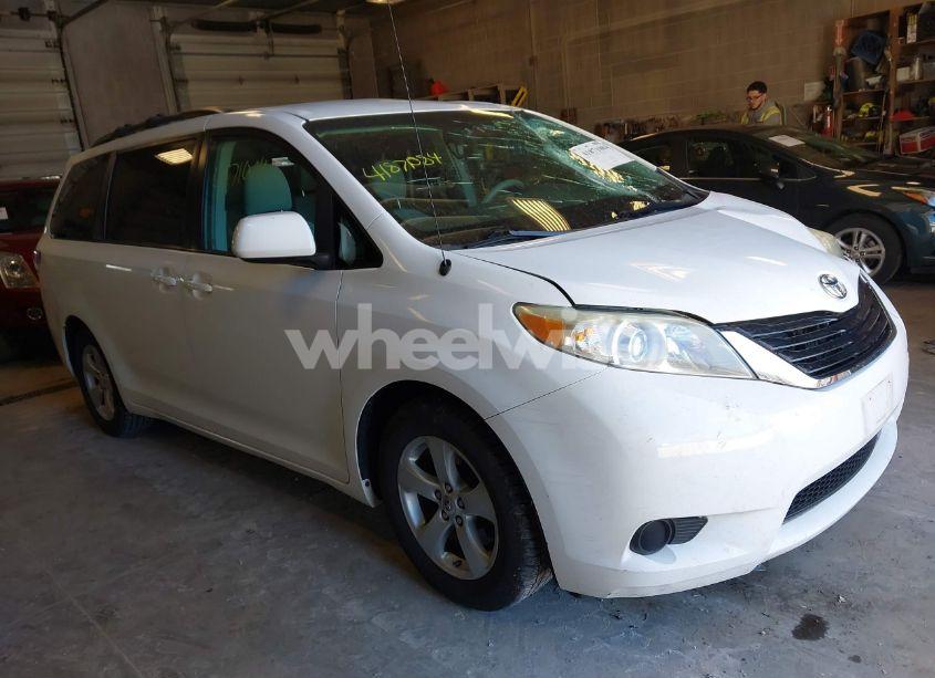 2011 Toyota Sienna LE V6 (VIN 5TDKK3DC6BS130325) main photo
