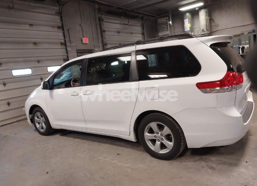Photo 14 of 2011 Toyota Sienna LE V6 (VIN 5TDKK3DC6BS130325)
