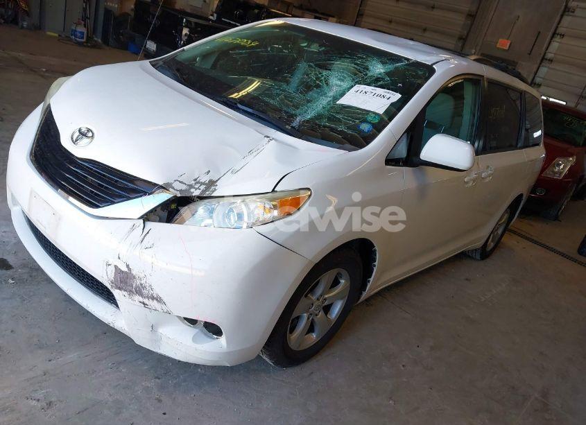 Photo 2 of 2011 Toyota Sienna LE V6 (VIN 5TDKK3DC6BS130325)