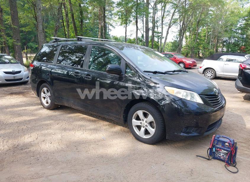 2011 Toyota Sienna LE V6 (VIN 5TDKK3DC6BS139753) main photo