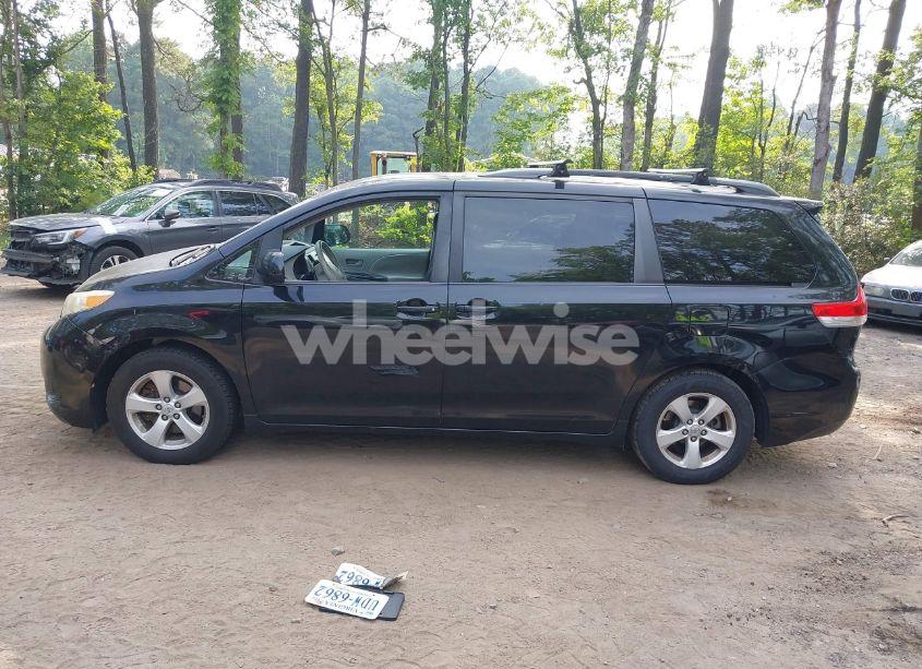 Photo 14 of 2011 Toyota Sienna LE V6 (VIN 5TDKK3DC6BS139753)