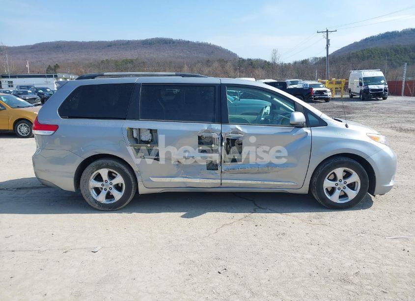 Photo 14 of 2011 Toyota Sienna LE V6 (VIN 5TDKK3DC6BS156052)