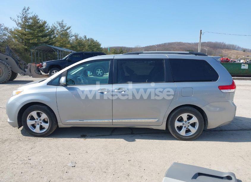 Photo 15 of 2011 Toyota Sienna LE V6 (VIN 5TDKK3DC6BS156052)