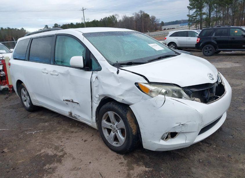 2011 Toyota Sienna LE V6 (VIN 5TDKK3DC6BS167746) main photo