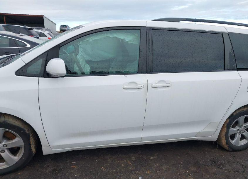 Photo 14 of 2011 Toyota Sienna LE V6 (VIN 5TDKK3DC6BS167746)