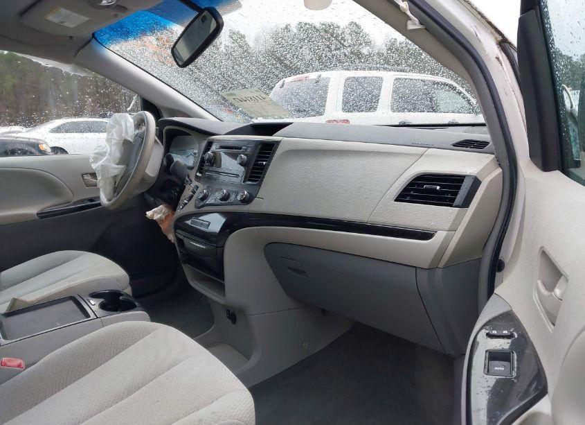 Photo 5 of 2011 Toyota Sienna LE V6 (VIN 5TDKK3DC6BS167746)