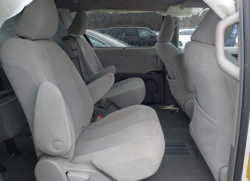 Photo 8 of 2011 Toyota Sienna LE V6 (VIN 5TDKK3DC6BS167746)