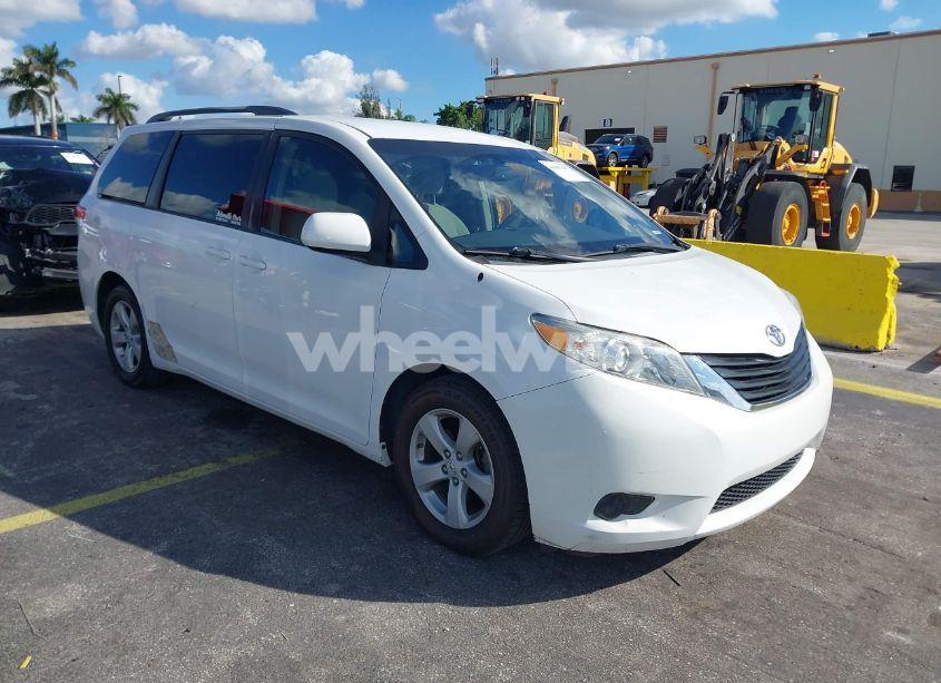 2013 Toyota Sienna LE V6 8 PASSENGER (VIN 5TDKK3DC6DS307992) main photo