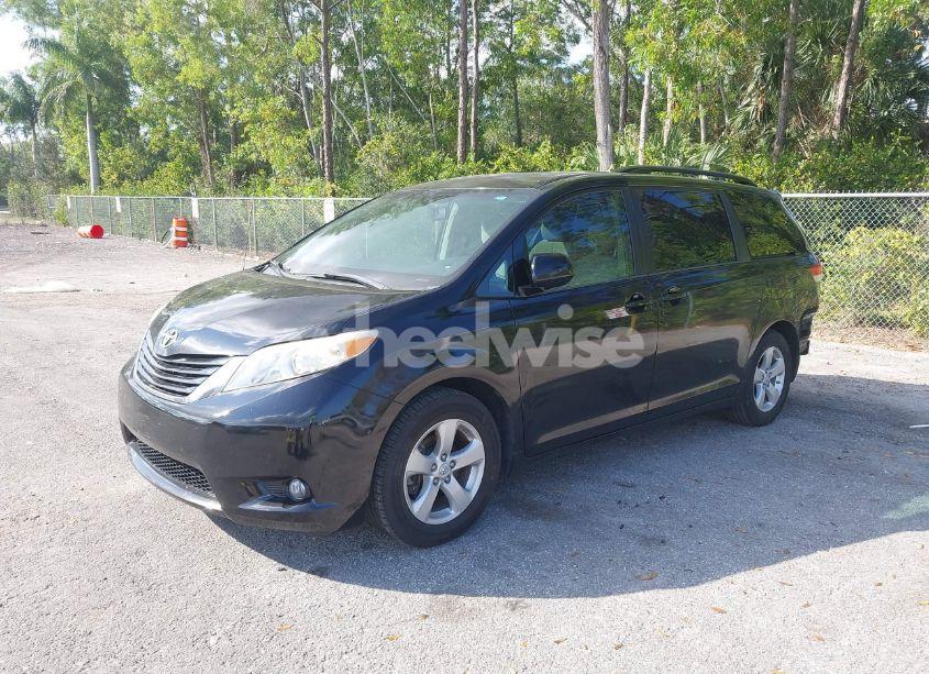 Photo 2 of 2013 Toyota Sienna LE V6 8 PASSENGER (VIN 5TDKK3DC6DS317941)