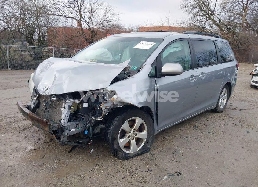 Photo 2 of 2013 Toyota Sienna LE V6 8 PASSENGER (VIN 5TDKK3DC6DS340328)