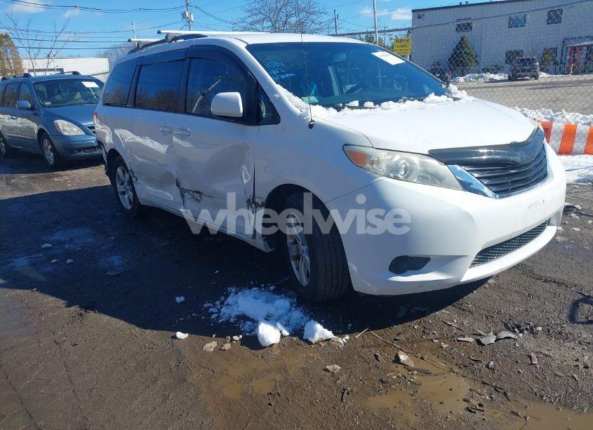 2014 Toyota Sienna LE V6 8 PASSENGER (VIN 5TDKK3DC6ES417233) main photo