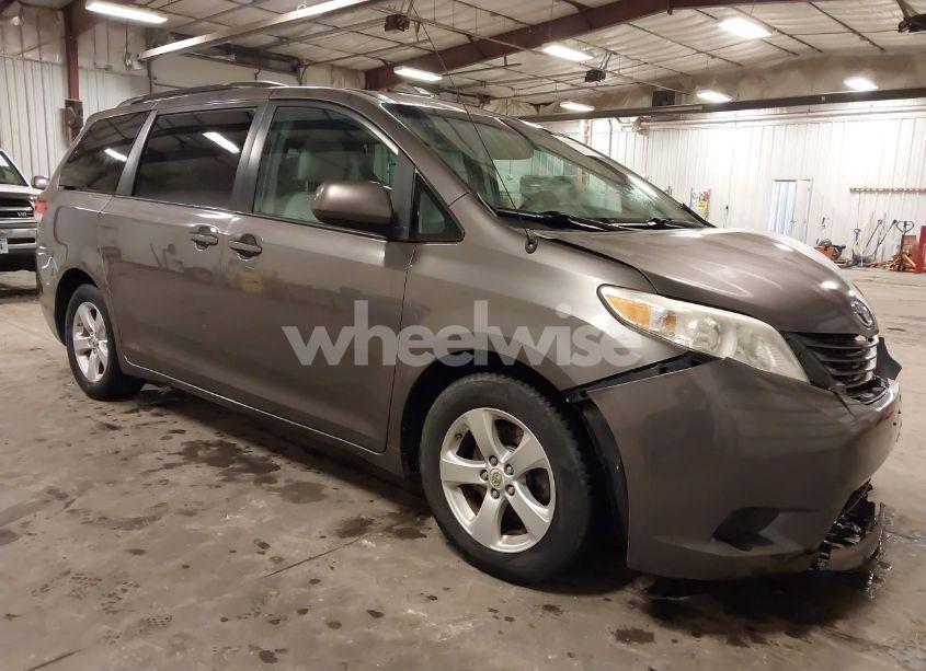 2014 Toyota Sienna LE V6 8 PASSENGER (VIN 5TDKK3DC6ES429818) main photo