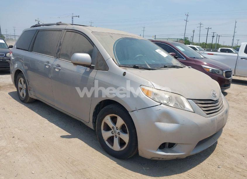 2014 Toyota Sienna LE V6 8 PASSENGER (VIN 5TDKK3DC6ES442682) main photo