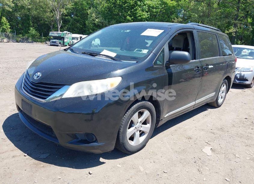 Photo 2 of 2014 Toyota Sienna LE V6 8 PASSENGER (VIN 5TDKK3DC6ES453200)